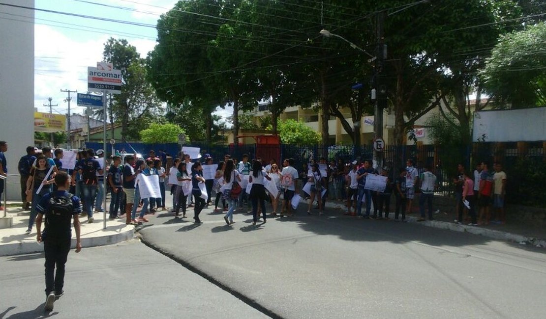Alunos protestam contra a ocupação de instituições de ensino em Arapiraca