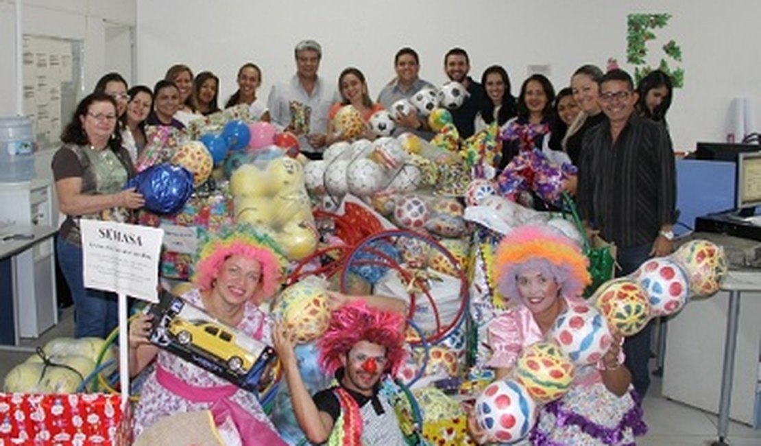 Servidores municipais realizam doação de mais de 700 brinquedos