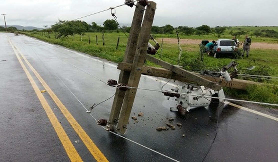 Carro bate em poste e deixa Girau do Ponciano sem energia