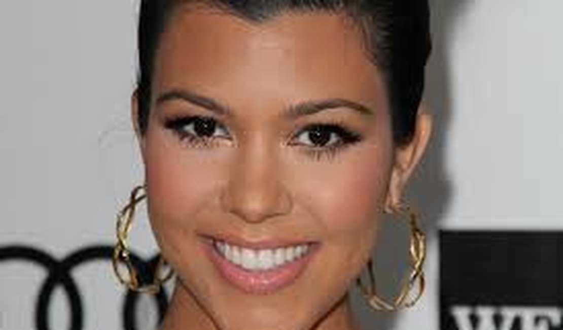 Kourtney Kardashian mostra demais em programa com as irmãs