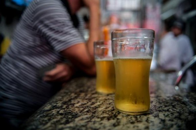 Homem tem desentendimento com colega durante bebedeira e é ferido com golpes de facão em Arapiraca