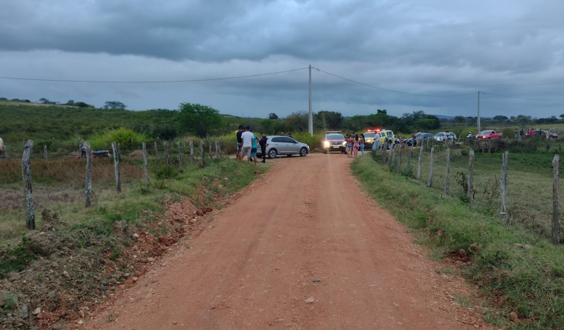Motorista assassinado dentro de carro em Arapiraca era dono do posto de combustíveis Dois Irmãos