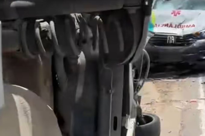 Ambulância da Prefeitura de Maragogi se envolve em acidente em Matriz do Camaragibe