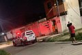 Trancado no banheiro, pai tem casa invadida e filhos executados em Maceió