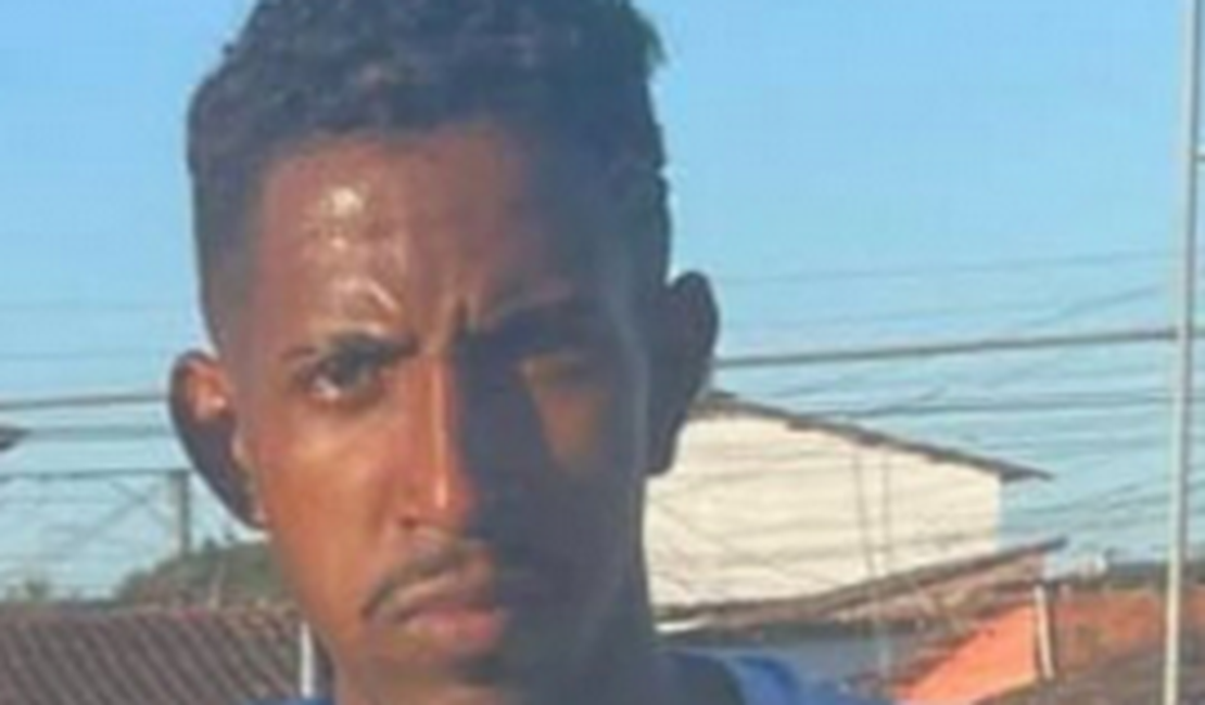 Homem é assassinado com ao menos 10 tiros em calçada, em Rio Largo
