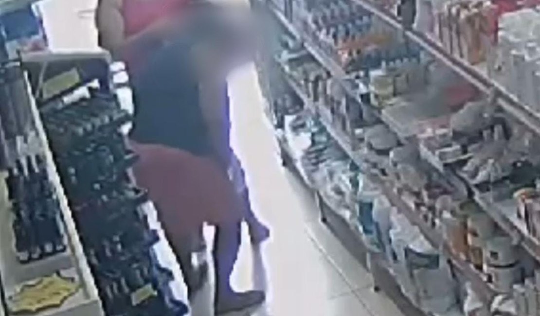 VÍDEO: Mulher esconde lixadeira elétrica para unhas debaixo da saia em loja de Arapiraca
