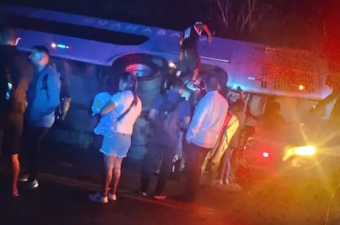 Ônibus interestadual com cerca de 20 passageiros tomba em Palmeira dos Índios