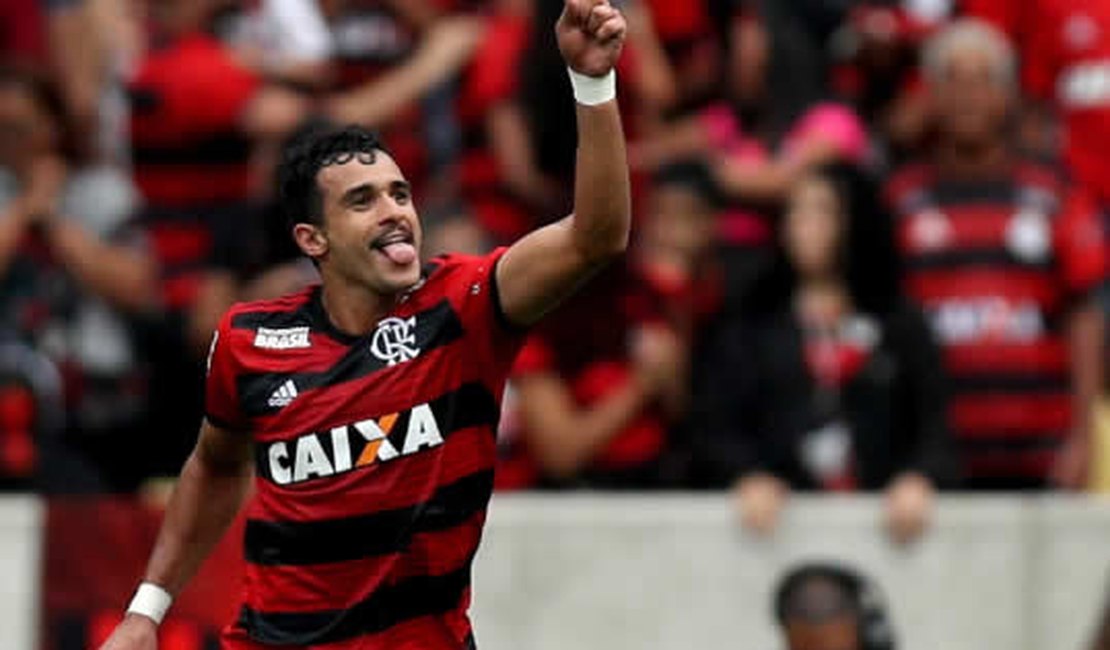 Flamengo vence o Cruzeiro e segue na cola do São Paulo