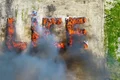 Polícia queima toneladas de maconha e acaba por drogar cidade inteira