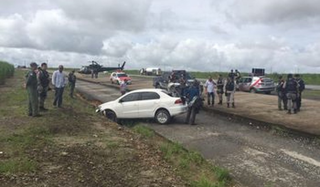 Assaltantes roubam veículo e se envolvem em acidente durante perseguição policial