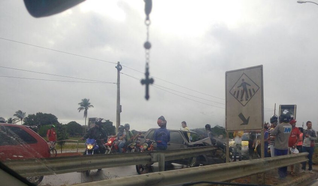 Motorista livra veículo de ônibus e colide com grade de proteção, em Arapiraca