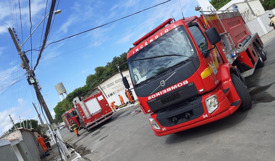 Bombeiros são acionados após vazamento de gás em atacarejo na Serraria, em Maceió