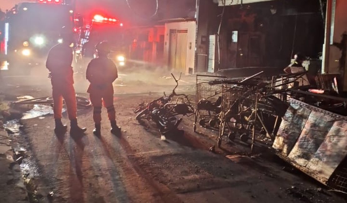 Supermercado fica destruído após incêndio, na parte baixa de Maceió