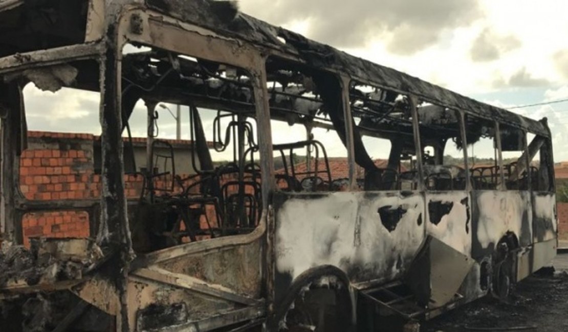 Vândalos incendeiam ônibus em terminal do Benedito Bentes, em Maceió