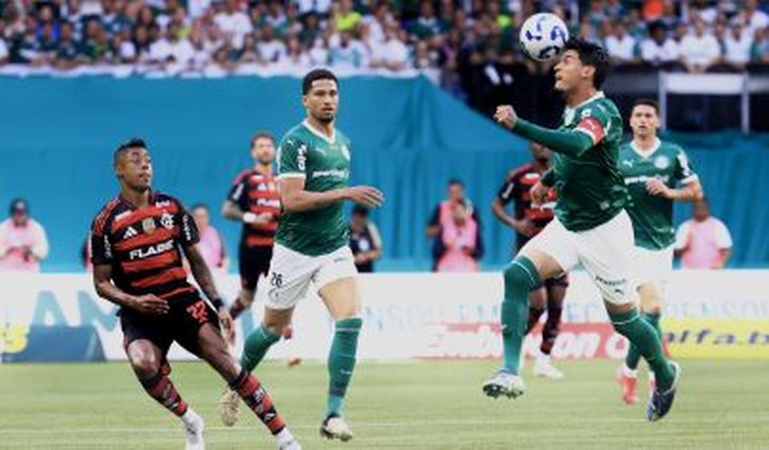 Flamengo vence Palmeiras e encosta na liderança do Brasileirão