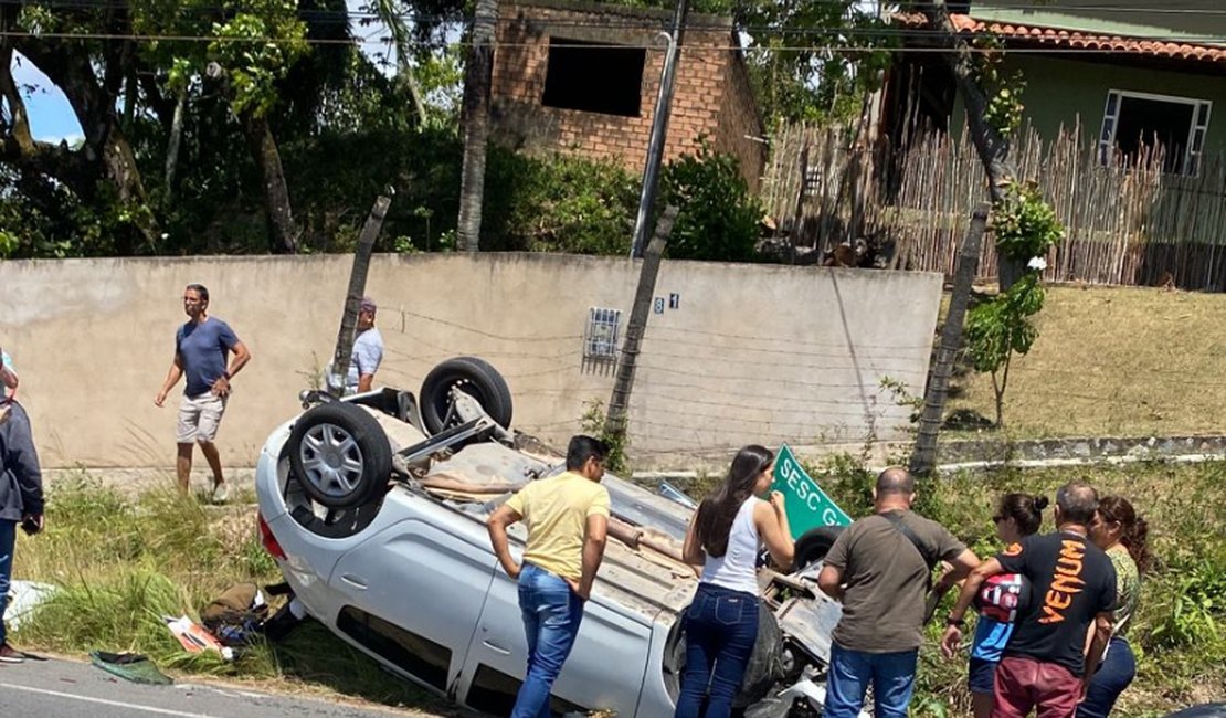 Motorista perde controle de carro e capota veículo na AL-101
