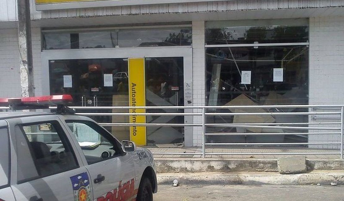Bandidos invadem agência bancária e levam cofre em Feira Grande