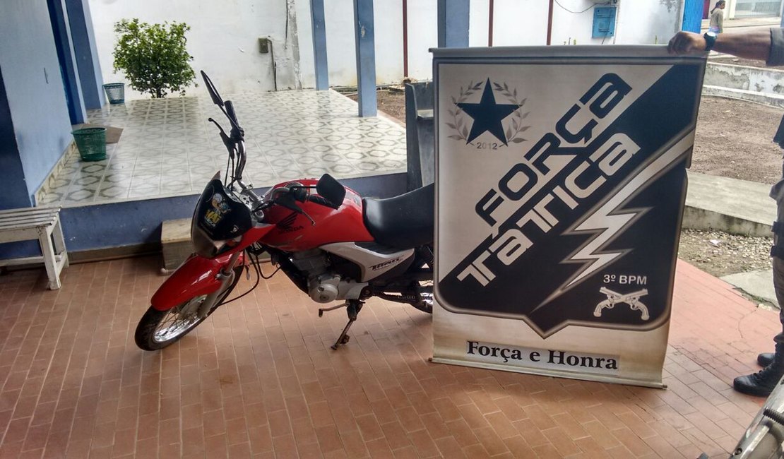Policiais da Força Tática do 3º BPM recuperam moto roubada, em Arapiraca