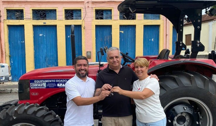 Alfredo Gaspar entrega caminhão frigorífico e trator para Viçosa e reforça investimentos na saúde; total de emendas somam R$ 3.154.200,00