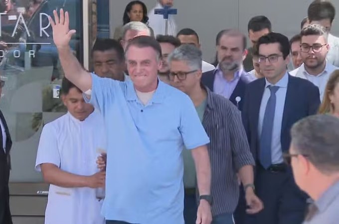 Bolsonaro tem alta três semanas após cirurgia para desobstruir intestino