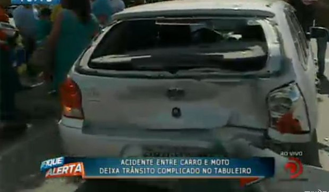 Acidente entre carro e moto deixa dois feridos e congestiona trânsito