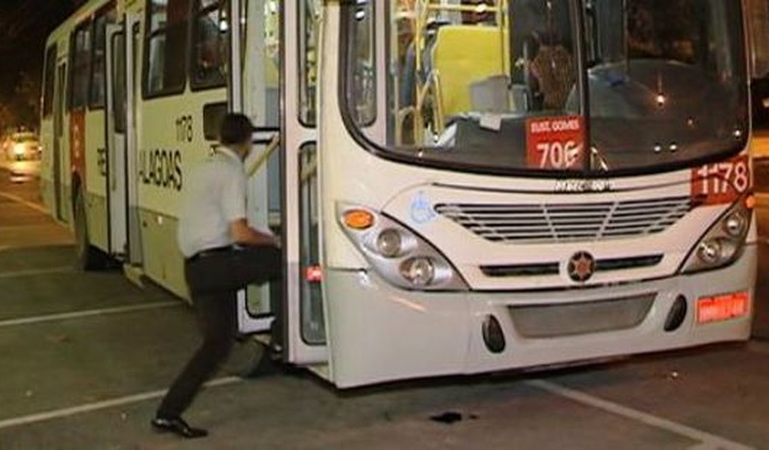 Trio armado com espingarda assalta ônibus em Maceió