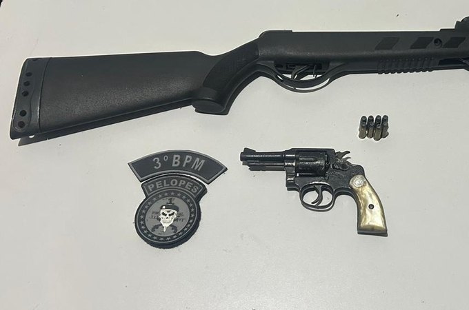 Após briga entre parentes em frente ao IML, policiais apreendem espingarda de pressão e revólver em Arapiraca