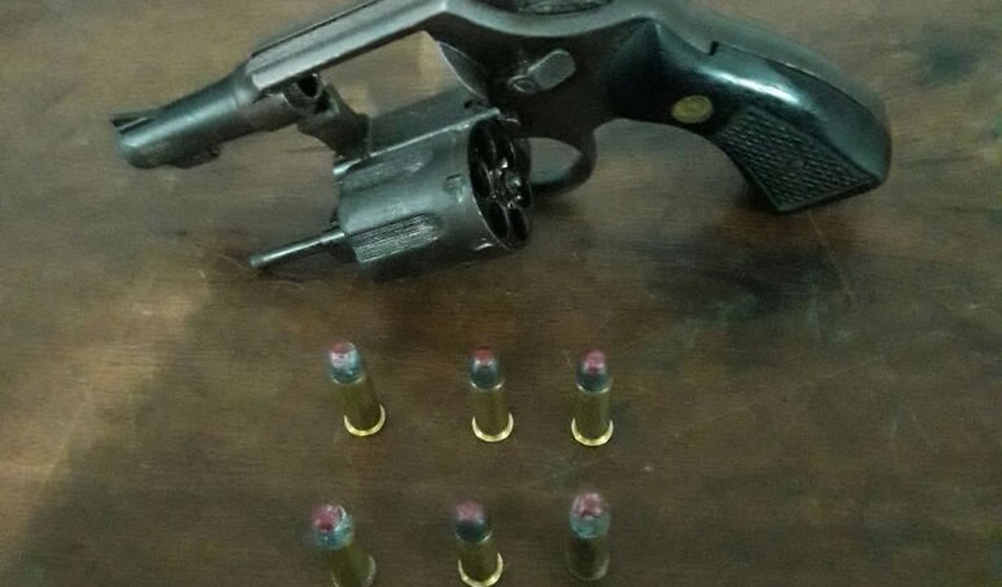 Dupla foge ao perceber viatura da PM, mas suspeito é capturado com arma de fogo