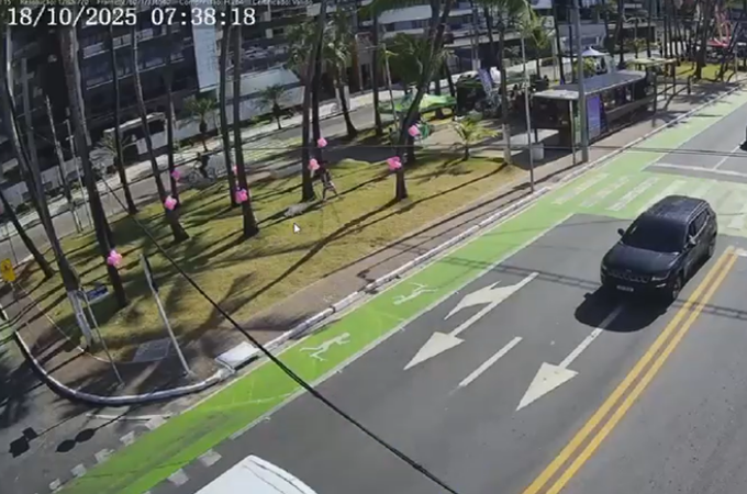 Sistema de videomonitoramento registra momento em que homem furta bicicleta em Maceió; assista