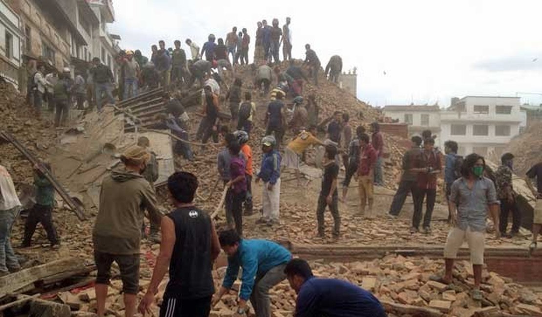 Forte terremoto no Nepal e na Índia deixa mais de mil mortos