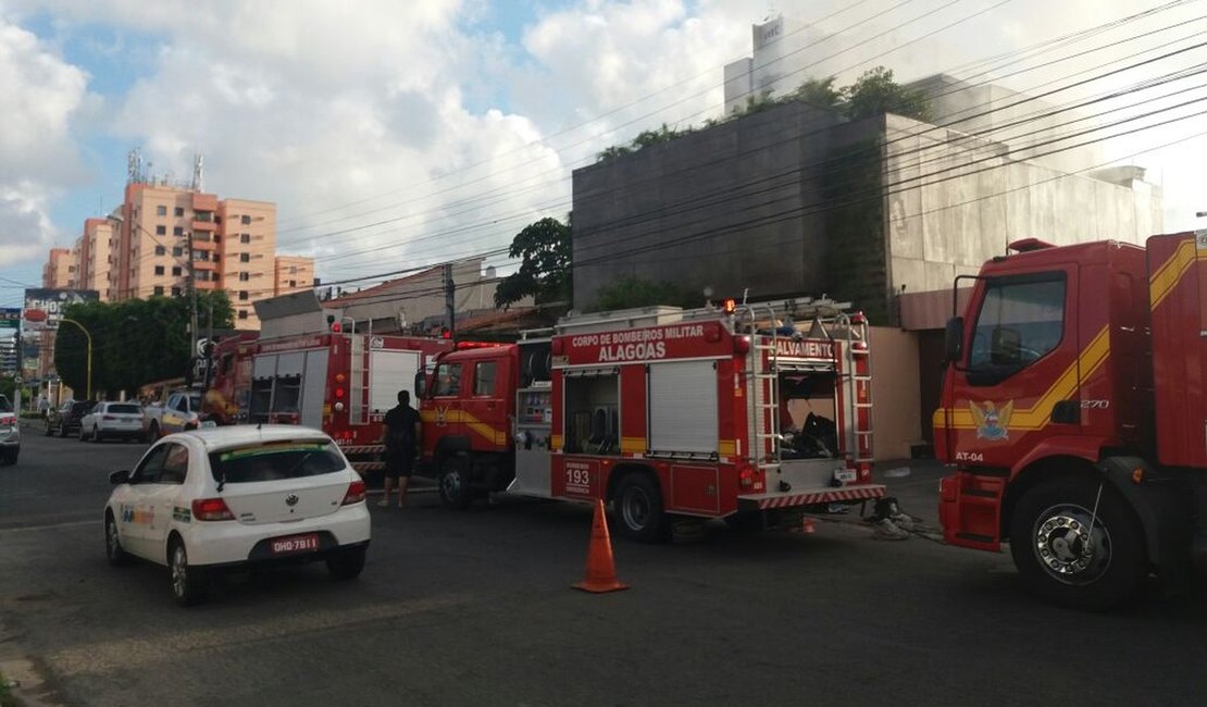 Incêndio atinge estabelecimento comercial na Jatiúca, em Maceió