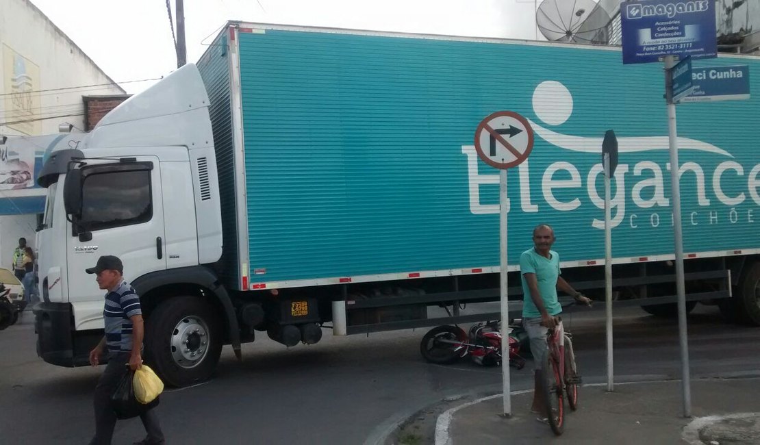 Colisão entre caminhão e moto deixa trânsito parado no Parque Ceci Cunha