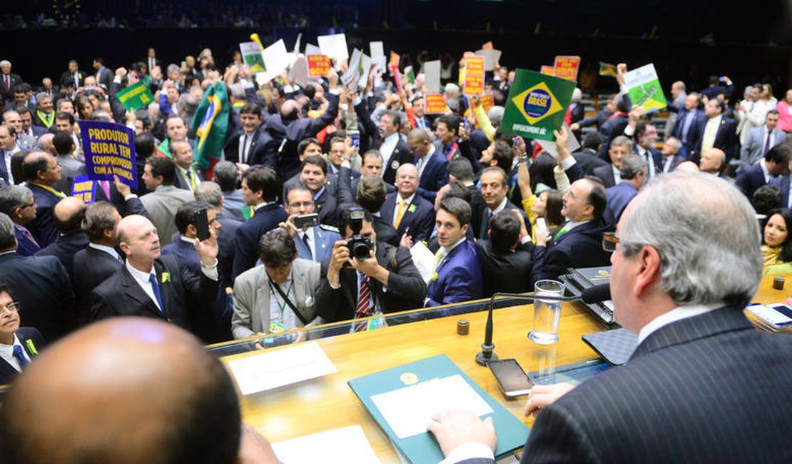 Cientistas políticos criticam argumentos de deputados em votação do impeachment
