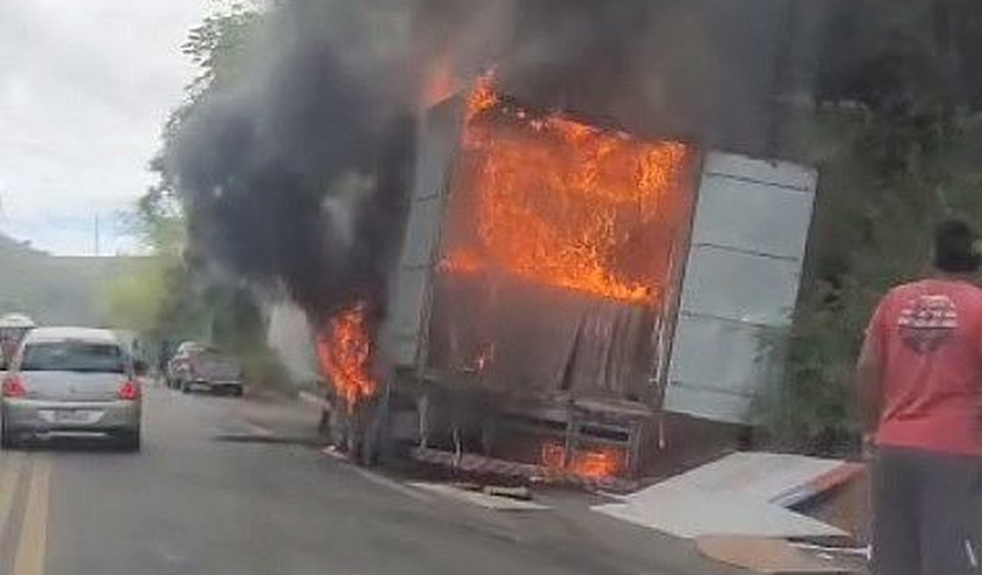 Carreta fica em chamas e deixa trânsito lento na BR-101, em Joaquim Gomes