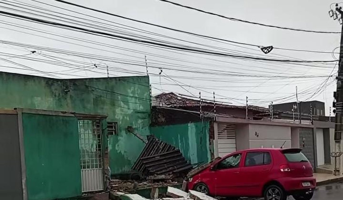 Carro de passeio derruba muro de residência por trás de escola em Arapiraca