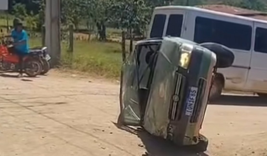 Acidente entre carro e van deixa feridos na AL-130, no Sertão alagoano
