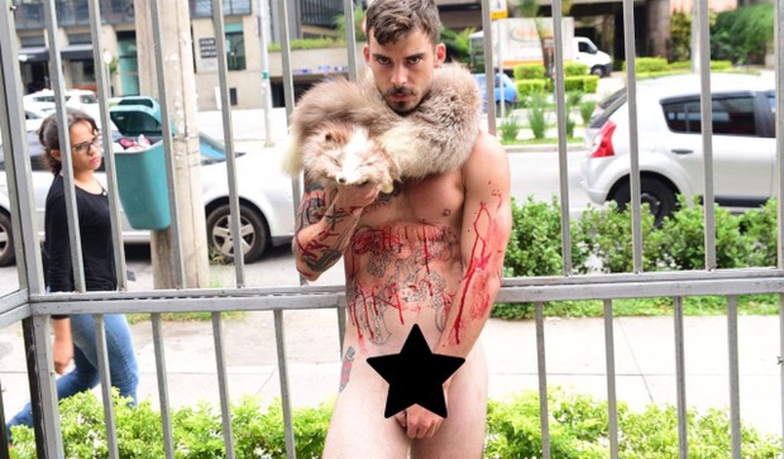 Ex Mister Universo usa pele animal e sangue para protesto 'ecológico'