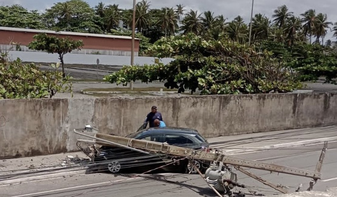 Motorista de caminhão perde controle do veículo, bate em carro e derruba postes, em Maceió
