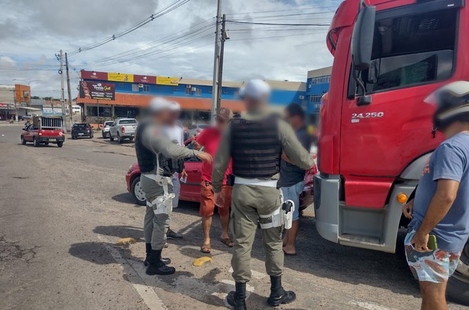 Motorista de caçamba perde controle de veículo e bate em carro em rodovia de Arapiraca