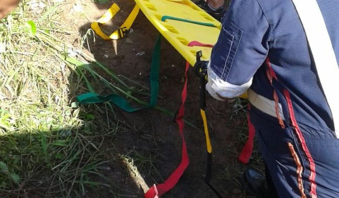 Carro sem freio cai em ribanceira e deixa cinco pessoas feridas em São Miguel dos Campos