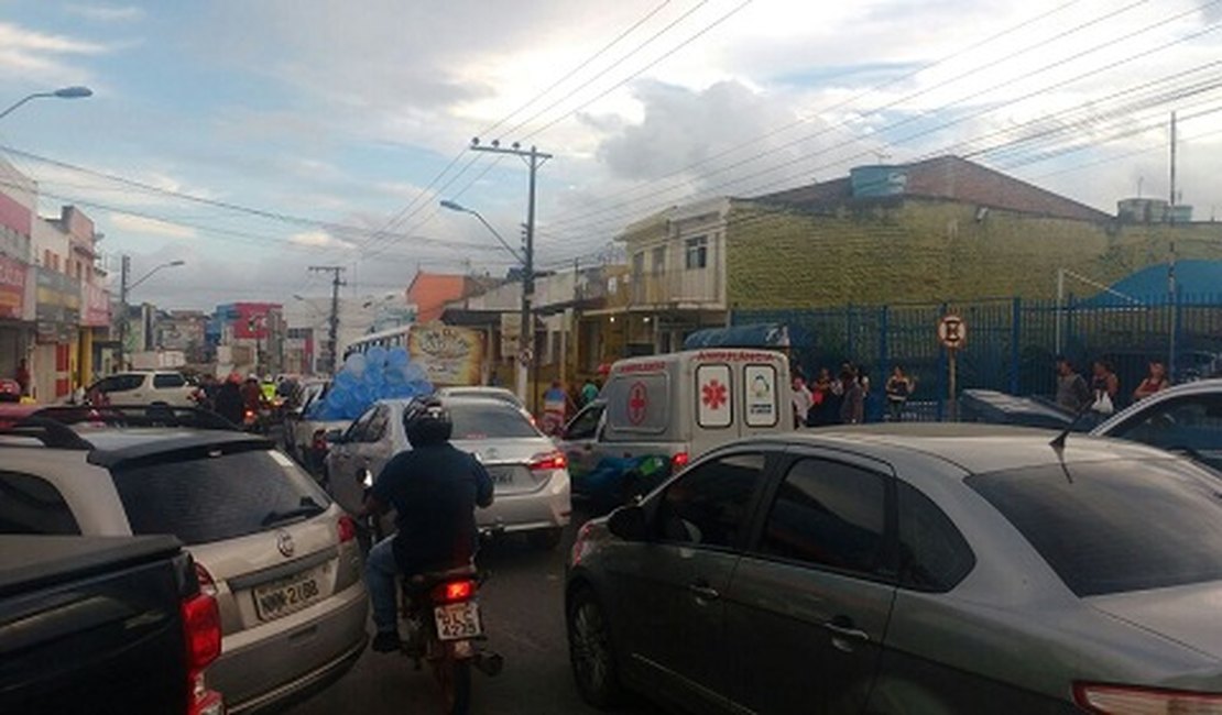 Colisão entre bicicleta e moto deixa trânsito congestionado no Centro de Arapiraca