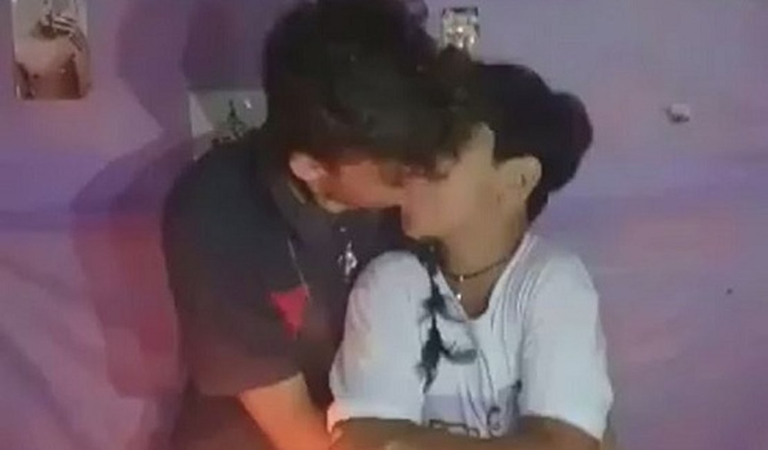 VÍDEO. Com bolo inspirado em Pablo Vittar, garoto beija namorado em festa de comemoração