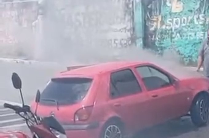 Carro pega fogo e assusta motoristas e pedestres no Centro de Arapiraca