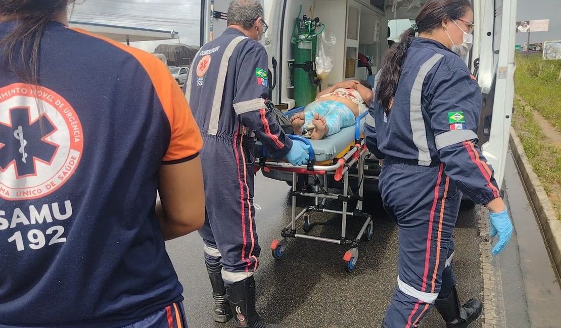 Mulher embriagada cai às margens da AL-220 e é socorrida, em Arapiraca