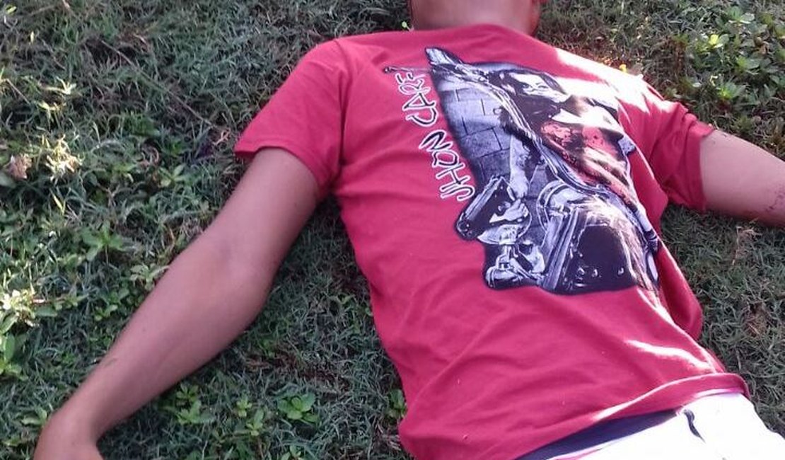 Jovem é assassinado com tiro na cabeça, na Canafístula em Arapiraca