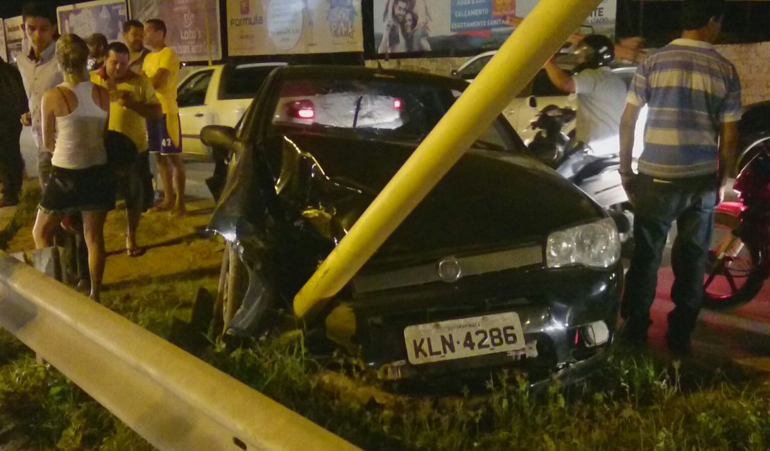 Automóveis colidem e derrubam semáforo na AL 220 em Arapiraca