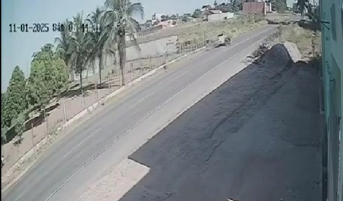 Câmeras de segurança registram momento em que homem morre em acidente na AL-110, em São Sebastião