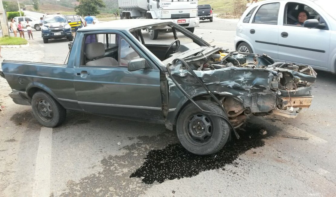 Condutor inabilitado causa acidente de trânsito e é preso pela PRF por embriaguez ao volante