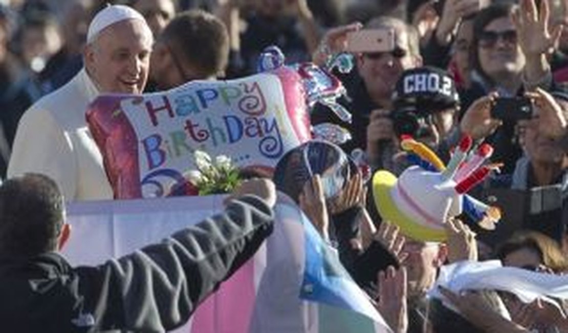 Papa Francisco comemora aniversário de 78 anos com tango, bolo e chimarrão