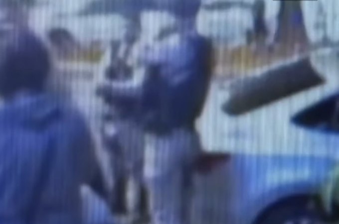 Homem é preso após agredir bebê ao achar que casal usava boneca 'reborn' para furar fila